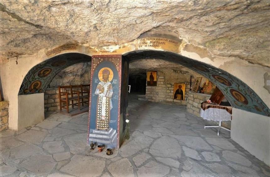 Panagria Hrysospiliotissa, bajo el templo de Dioniso, Grecia 17 iglesias rupestres increíblemente hermosas en todo el mundo | bayas de cerebro