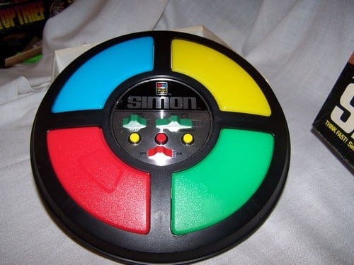     juego de simón | Los 8 mejores gadgets de los años 80 que definieron una década | bayas de cerebro