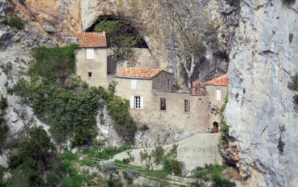 Capilla troglodita al pie de las gargantas de Galamus, Francia, exterior |: 17 iglesias rupestres increíblemente hermosas en todo el mundo | bayas de cerebro