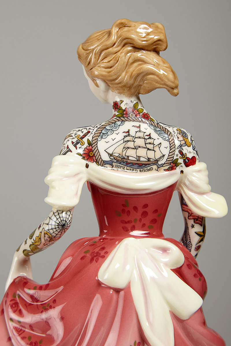 Jessica-Harrison-Tattooed-Porcelain-Figurines-02