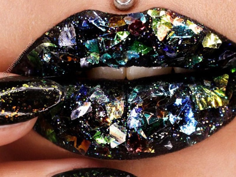 Maquillaje-pintor-use-its-lips-posible-canvas-miniature-masterpieces -08