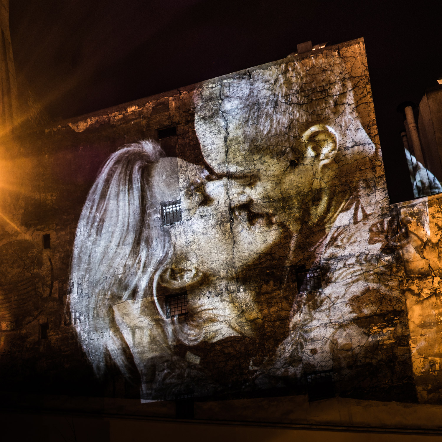 Retrat-love-birds-kiss-street-street -05