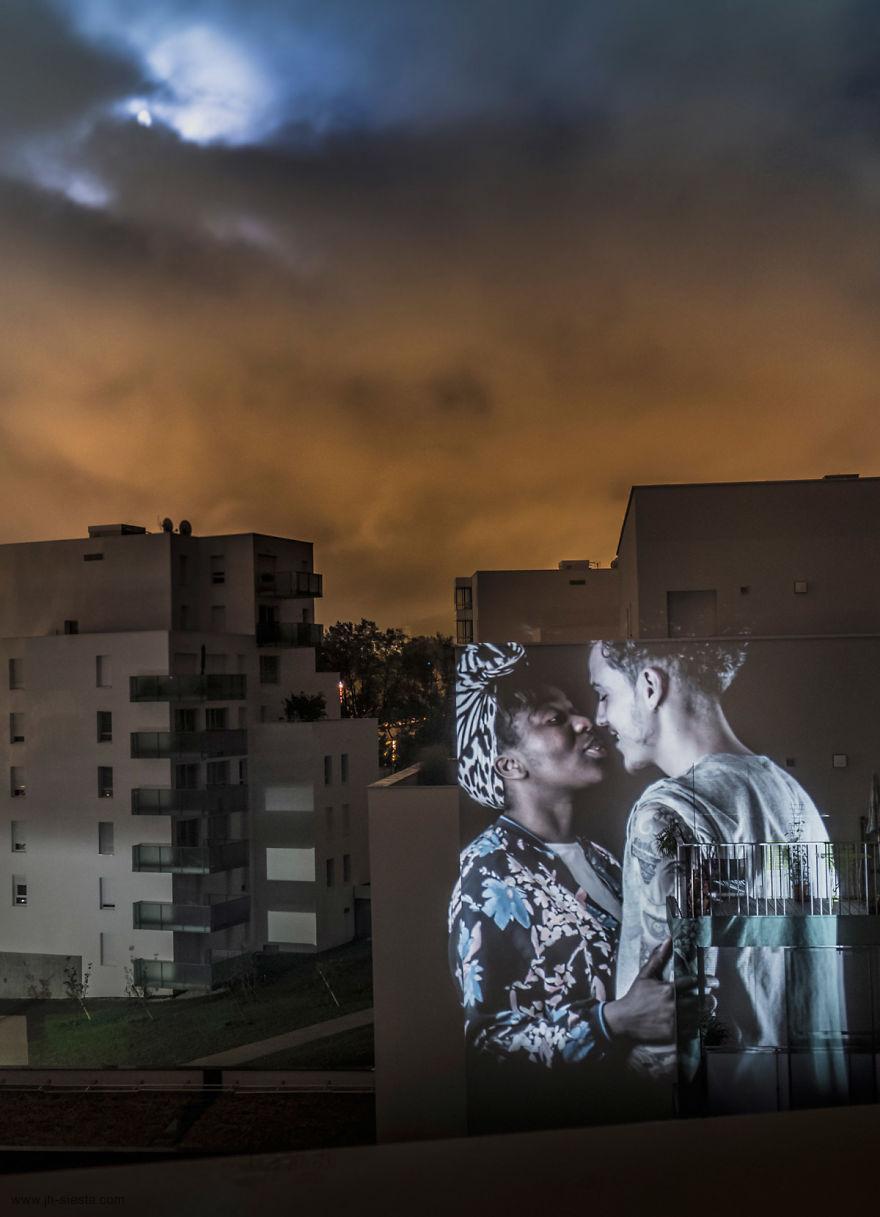 Retrat-love-birds-kiss-street-street -09