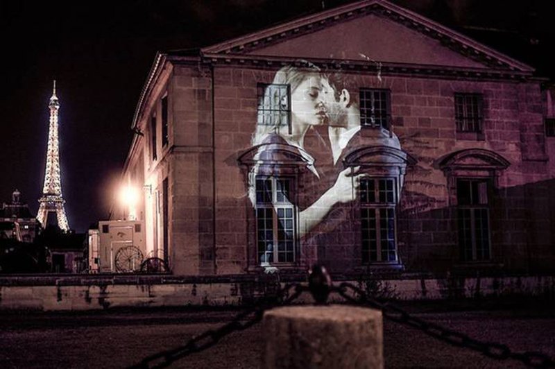 Retrat-love-birds-kiss-streets-paris-10