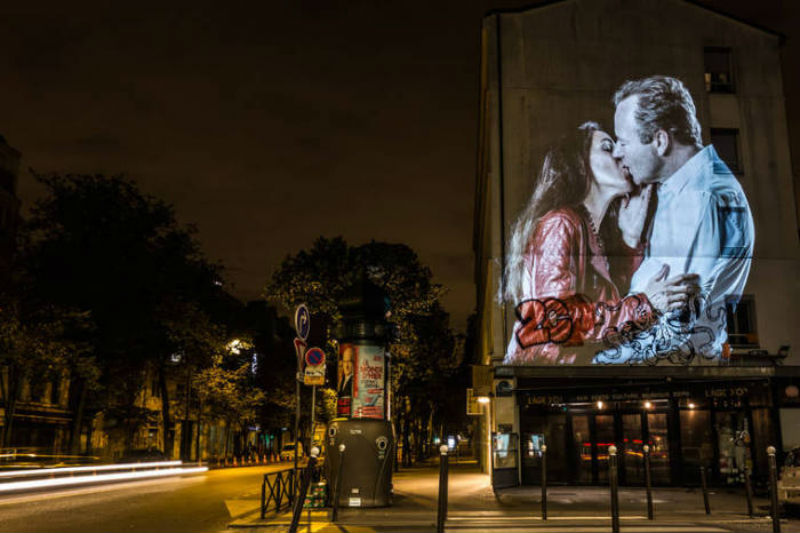 Retrat-love-birds-kiss-street-street -19