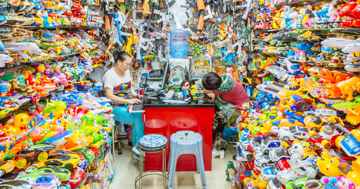 Vendedores de juguetes de plástico en China Product City, Yivu, China.
