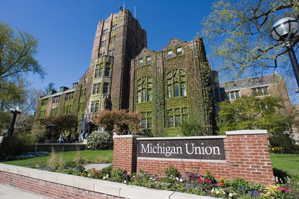 Asiste a la Universidad de Michigan | 8 Datos sobre Sasha Obama Somos lo suficientemente buenos como para compartir con ustedes | Bayas cerebrales