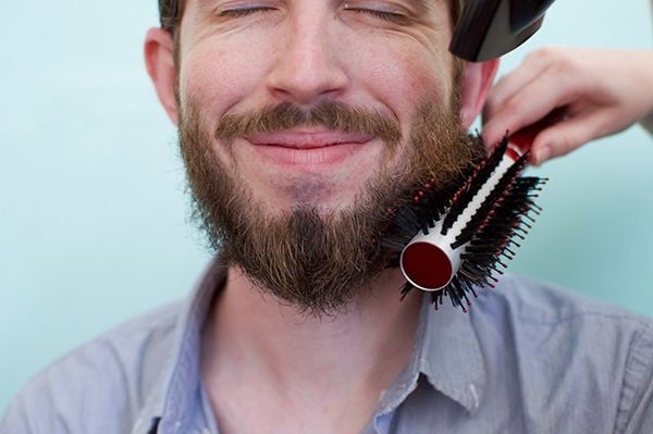 Barda de cepillo | 10 piratas informáticos para cultivar una mejor barba | Bayas cerebrales