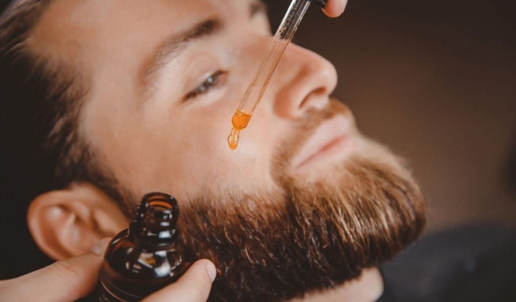 Nourishing Beard Oil | 10 piratas informáticos para cultivar una mejor barba | Bayas cerebrales