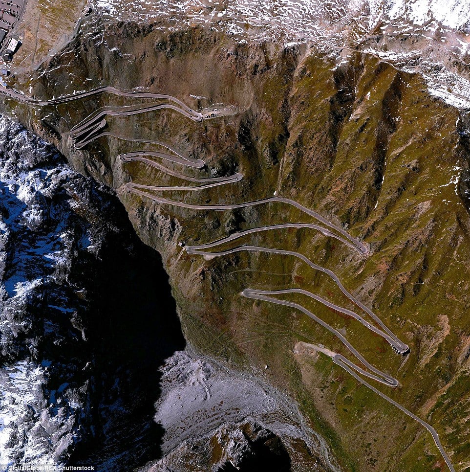 10. Stelvio Pass Roads, Italia