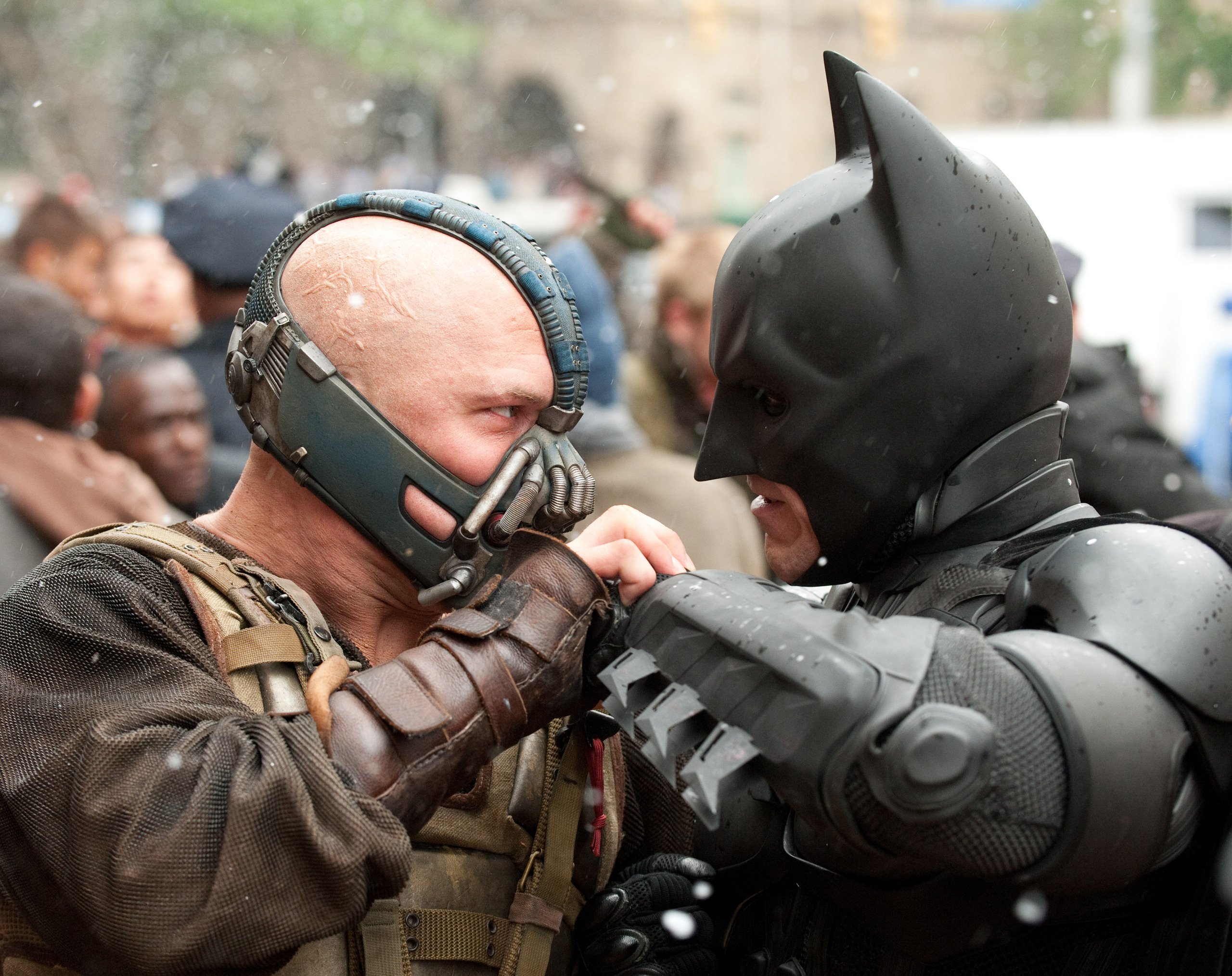(Lr) Tom Hardy como Bay y la cereza cristiana como el Batman de Warner Bros. TM y © DC Comics