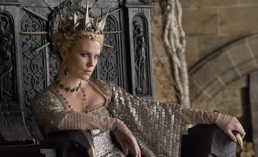 Chatlize Theron de Blancanieves | 12 actores que siempre juegan criminales | Bayas cerebrales