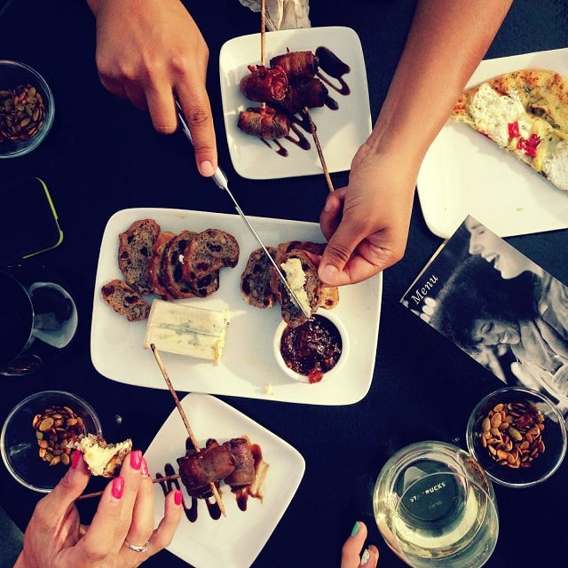 Vea lo que sucede cuando el cocinero sirve comidas rápidas como deliciosos platos