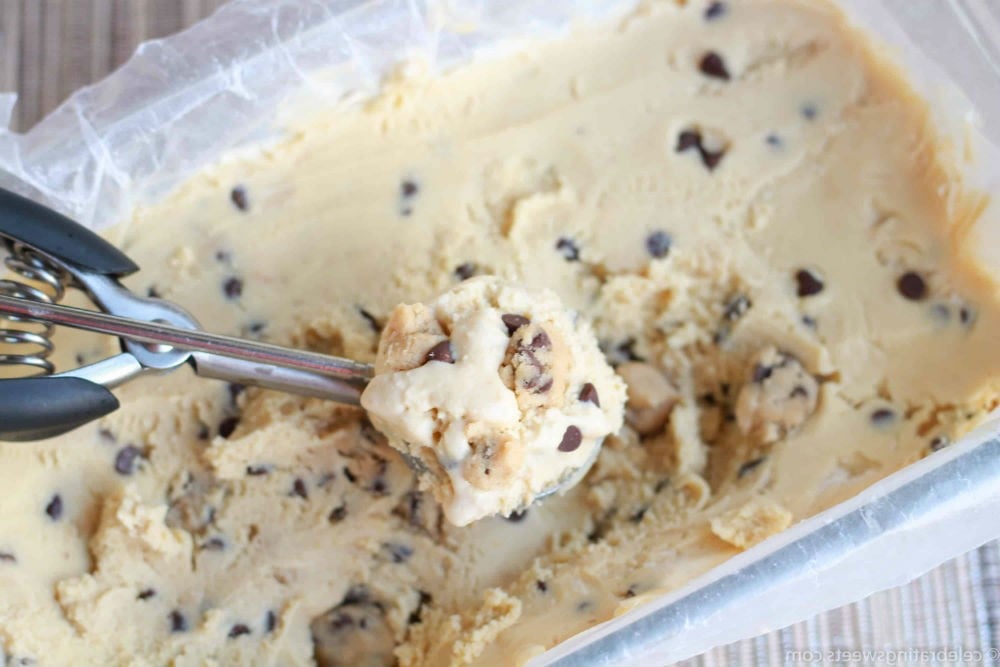 Helado de masa para galletas con chispas de chocolate | 10 alimentos garantizados para hacerte feliz | Bayas cerebrales