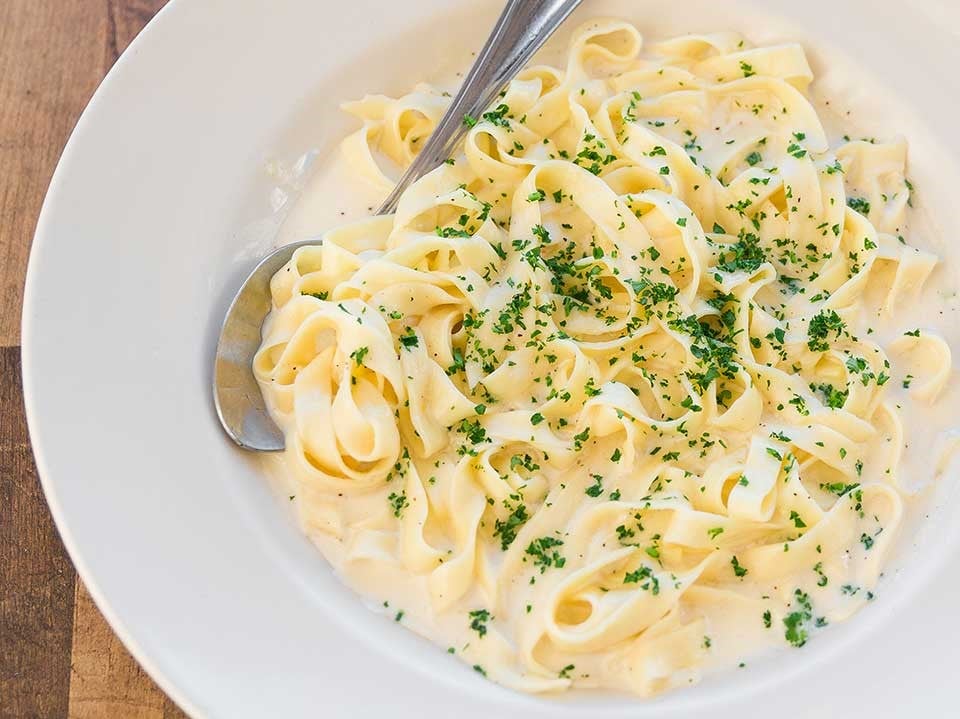 Fettuccine Alfredo en la fábrica de pasteles de queso | 10 alimentos garantizados para hacerte feliz | Bayas cerebrales