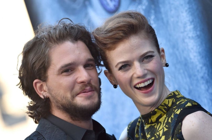 Kit Harrington y Rose Leslie | 10 gestos más románticos jamás hechos por personas famosas | Bayas cerebrales