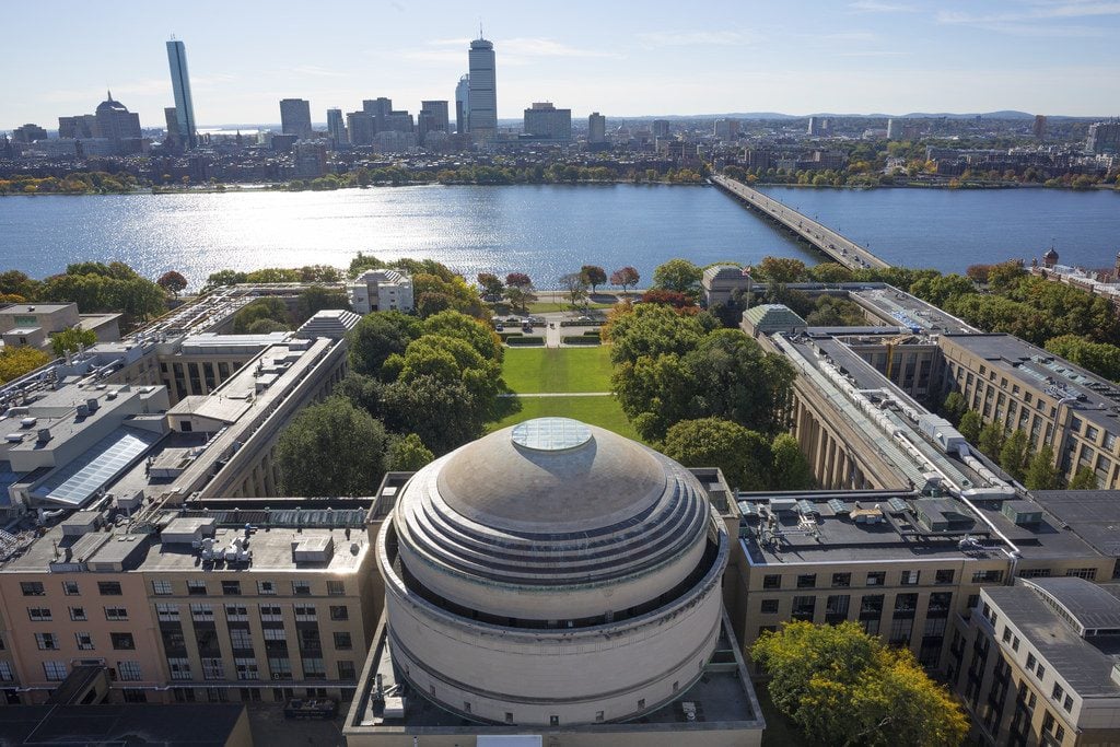 Instituto de Tecnología de Massachusetts | 7 universidades más ricas del mundo | Bayas cerebrales