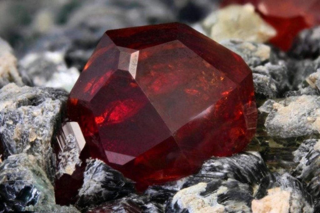Gemstone Painite, $ 60,000 / quilates | Los artículos más recientes y más valiosos del mundo son los mejores 9 | Bayas cerebrales