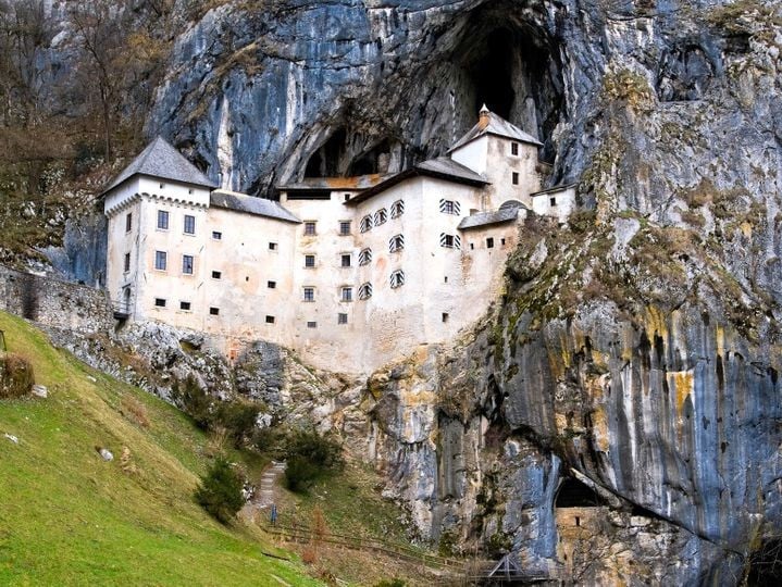 Castillo de Predrama, Eslovenia | Los peores castillos embrujados en Europa | Bayas cerebrales