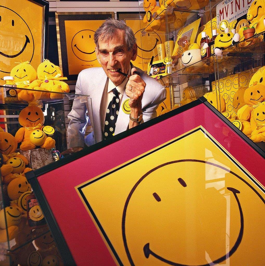 Cara sonriente | 10 ideas de productos simples que forzaron a sus creadores millonarios | Bayas cerebrales