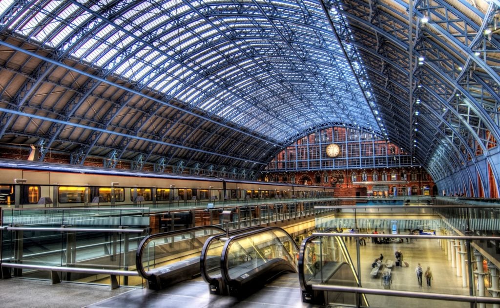 St. Anuncio Internacional, Londres | Las estaciones más importantes del tren más importante del mundo | Bayas cerebrales