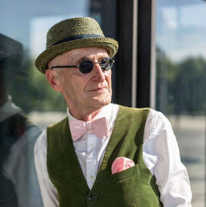 El elegante abuelo inyecta Internet con Storm 6
