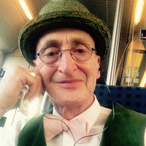 El abuelo elegante requiere Internet por 7