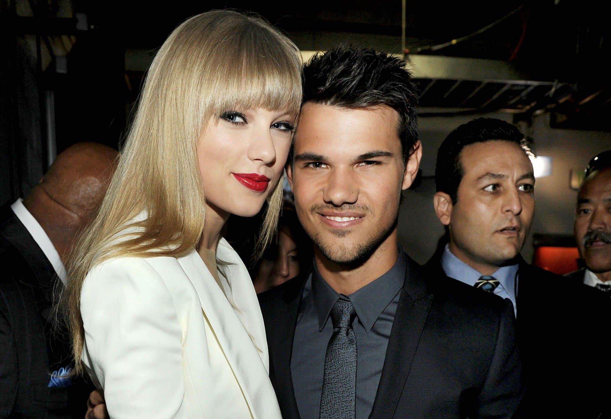 Su vida personal es un desastre de relaciones públicas. | 6 razones por las cuales la película Taylor Lauth ha terminado | Bayas cerebrales
