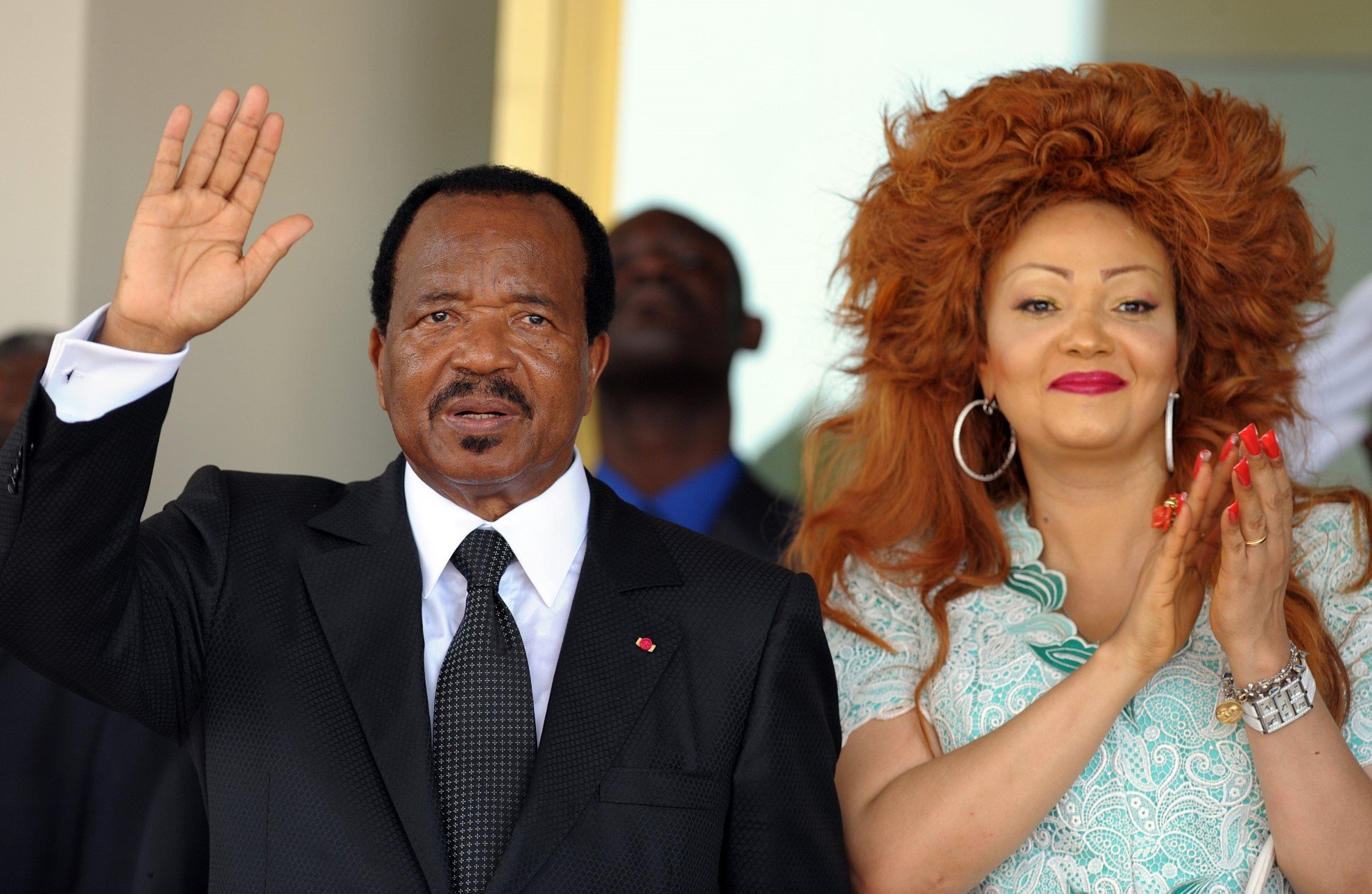 El presidente de Camerún Paul Biya, Paul Biya, y su esposa, Victoria, Papa Benedicto 16 después de la salida del aeropuerto de Yaunde el 20 de marzo de 2009, al final de esta visita. El Papa Benedicto XVI dejó a Camerún para la segunda y última etapa de África, después de una visita de tres días, Yaunde. "Que Dios bendiga este maravilloso país, África es un país prometido y un país de belleza increíble. Que Dios los bendiga a todos," El jefe de la Iglesia Católica Romana dijo en el aeropuerto, donde fue visto por el presidente de Camerún, Paul Biyan. Foto de AFP / Issouf Sanogo: