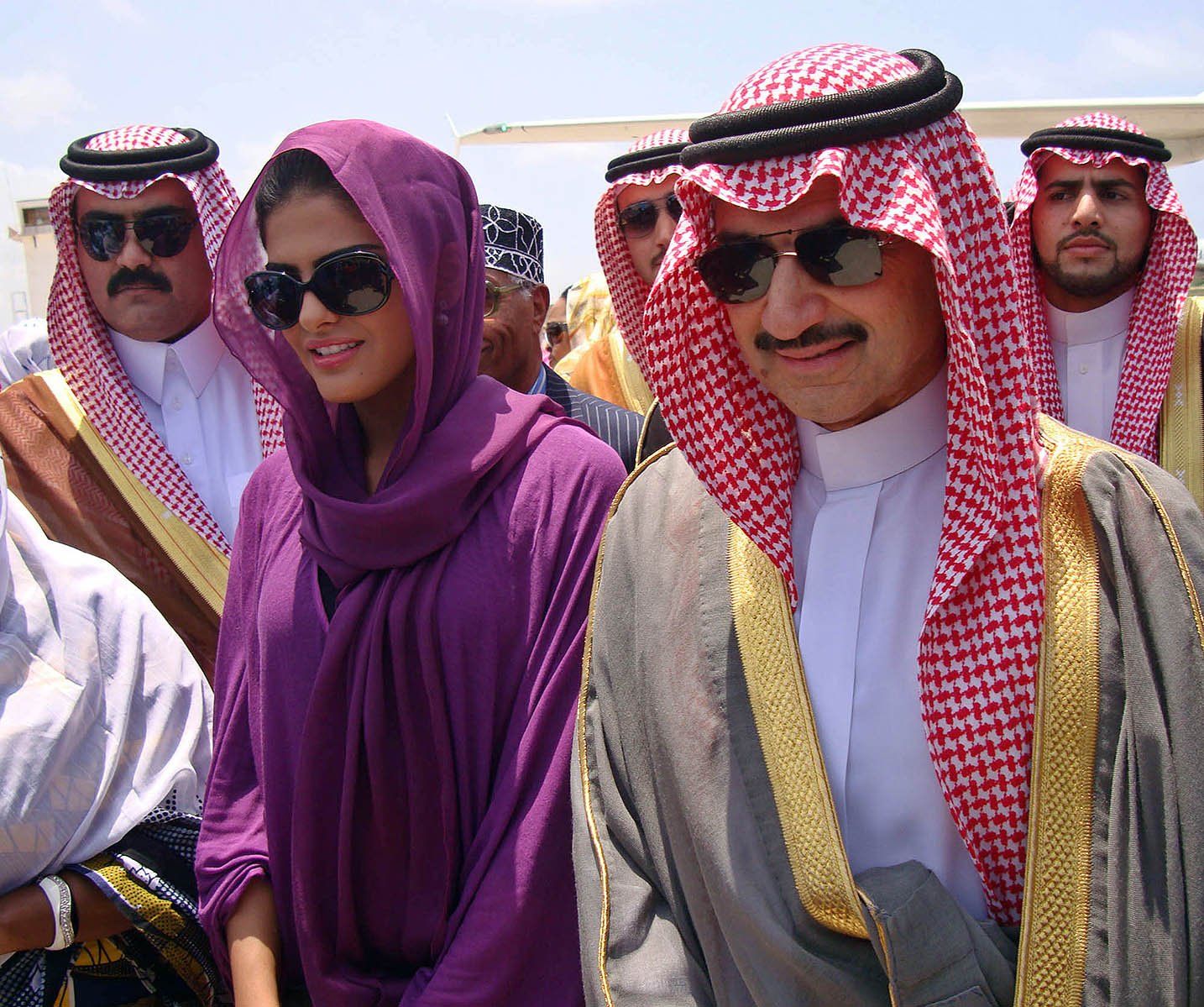 Príncipe Al-Waleed Bin Talal [R]El sobrino de Arabia Saudita llega a la capital de Somalyan Mogadiscio el 27 de agosto de 2011. La delegación del rey de la familia Elgun Saudi llegó hoy en una visita de un día para ver la mejor manera de apoyar el hambre y la sequía. El cuerno africano ha sido golpeado la peor sequía durante décadas, y las Naciones Unidas han descrito somalí, donde la guerra civil aumentará desde 1991. Photo / Stringer AFP: