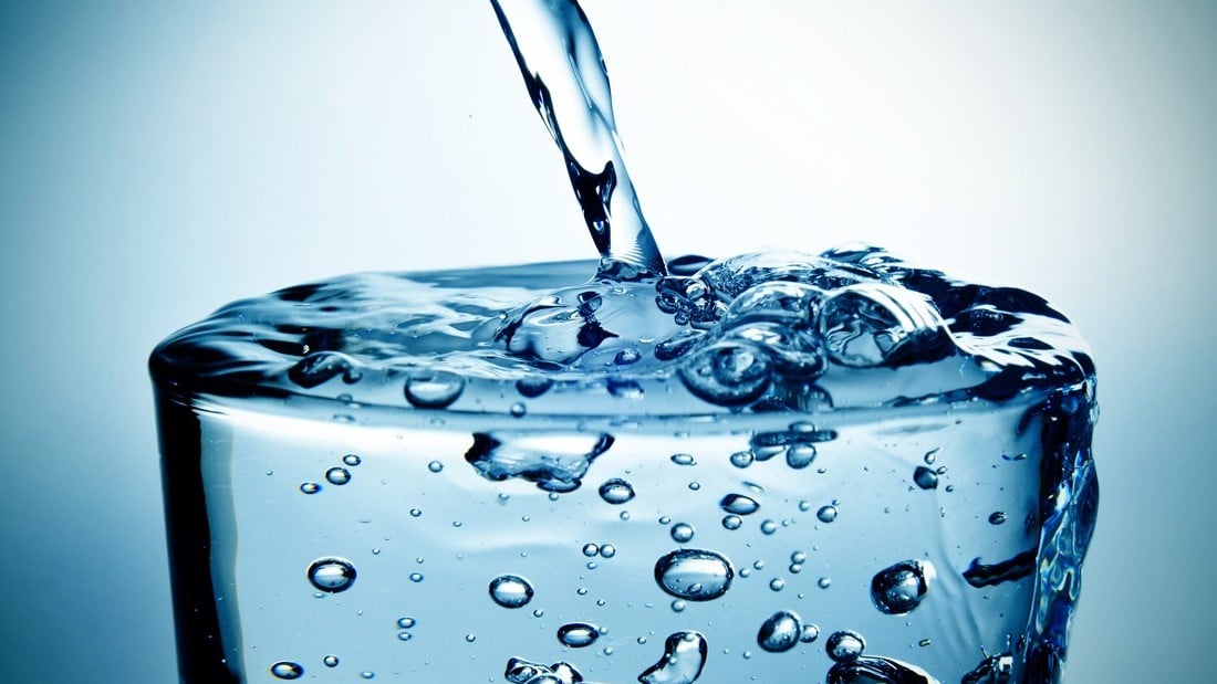Beneficios de agua alcalina | Cosas básicas que necesita saber sobre el agua alcalina | Bayas cerebrales