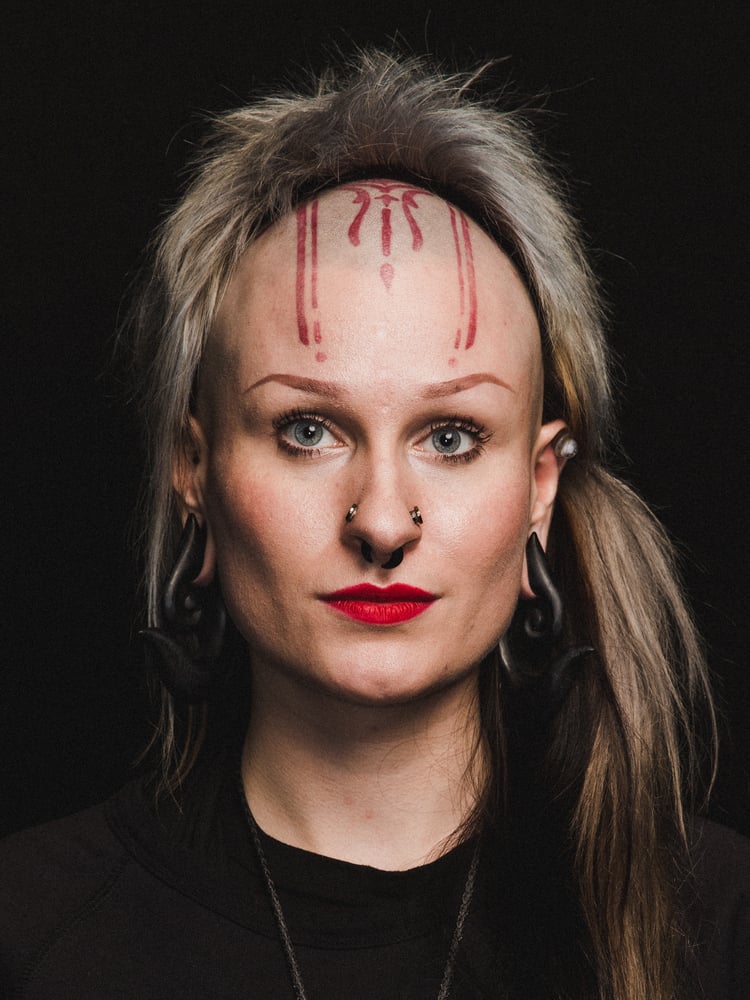 Women_who_rock_the_beauty_of_body_modifications_04